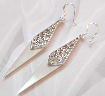 Wholesale quality jewelry online, wholesale a white seashell earring with dancing plant design    